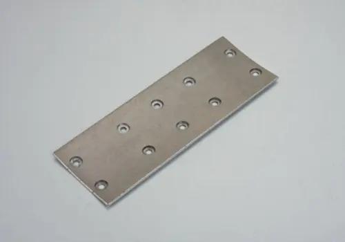 Hur minskar en DIN 9834 styrbussning med krage verktygsvibrationer vid precisionssvarvning eller fräsning?